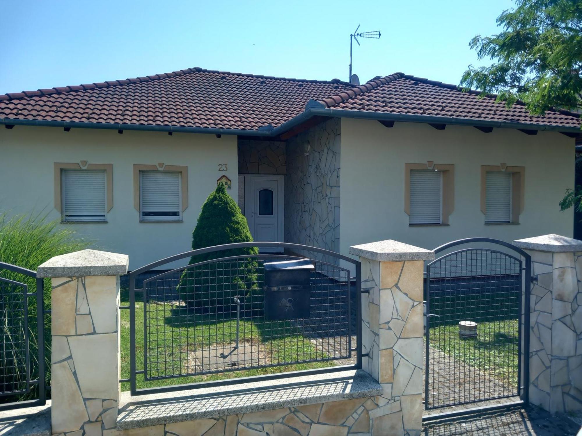 Petra Apartmanhaz Kehidakustány Buitenkant foto