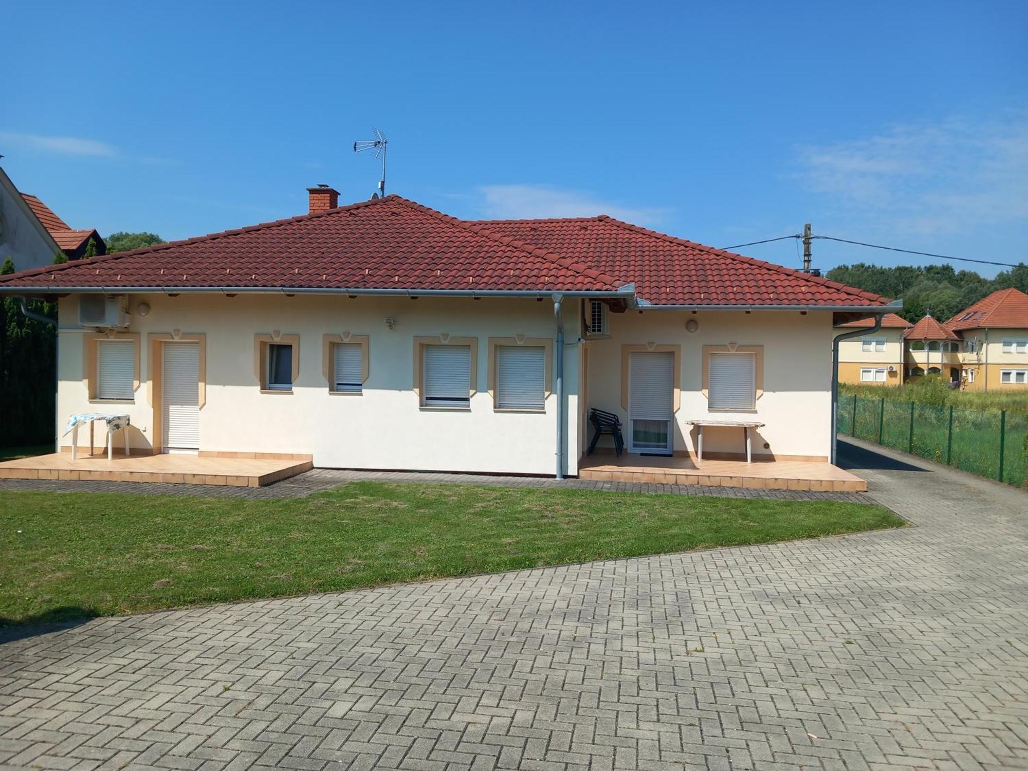 Petra Apartmanhaz Kehidakustány Buitenkant foto