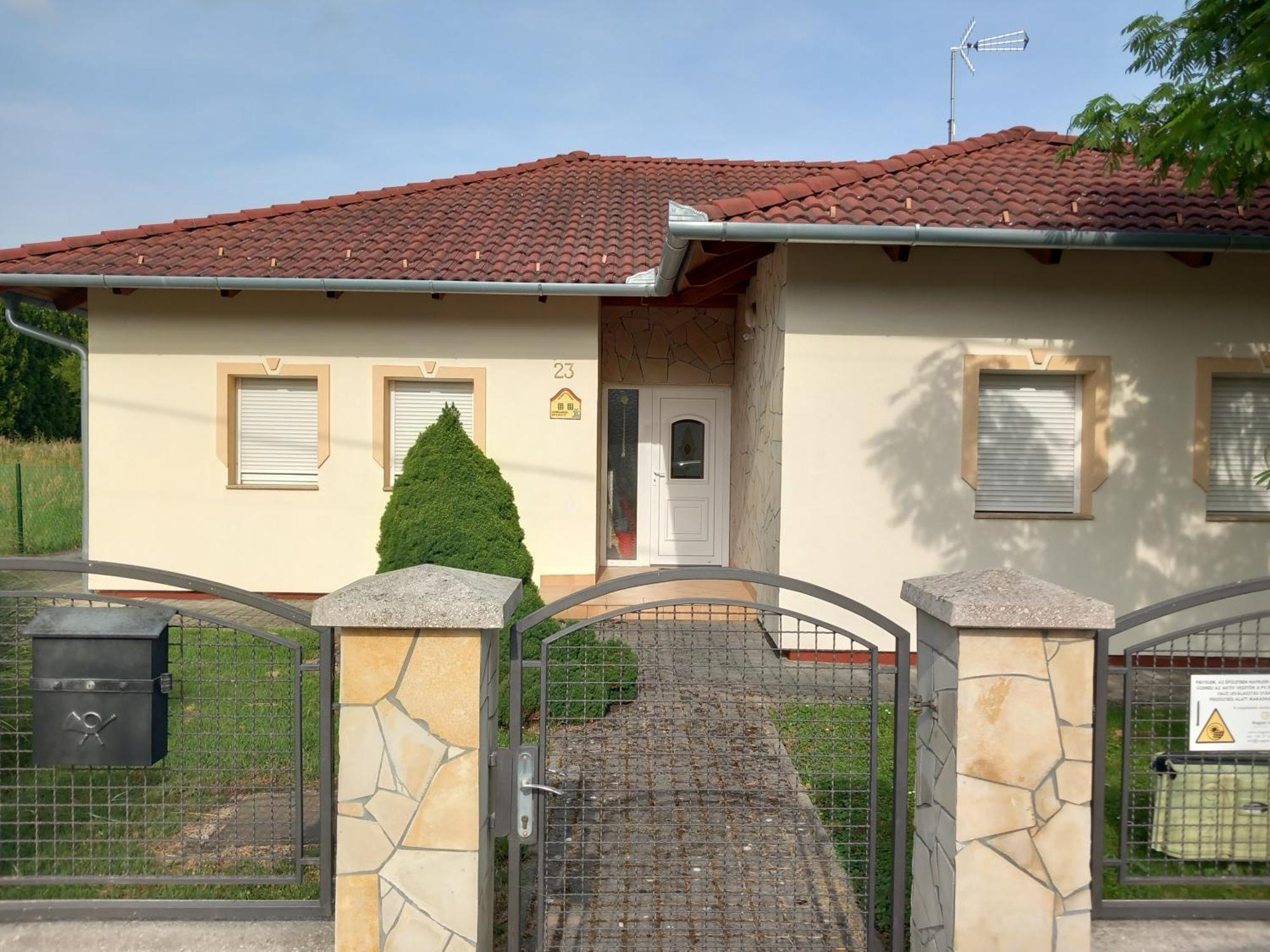 Petra Apartmanhaz Kehidakustány Buitenkant foto